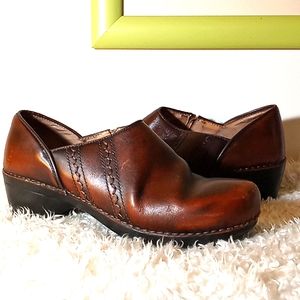 Dansko distressed brown leather clogs 41